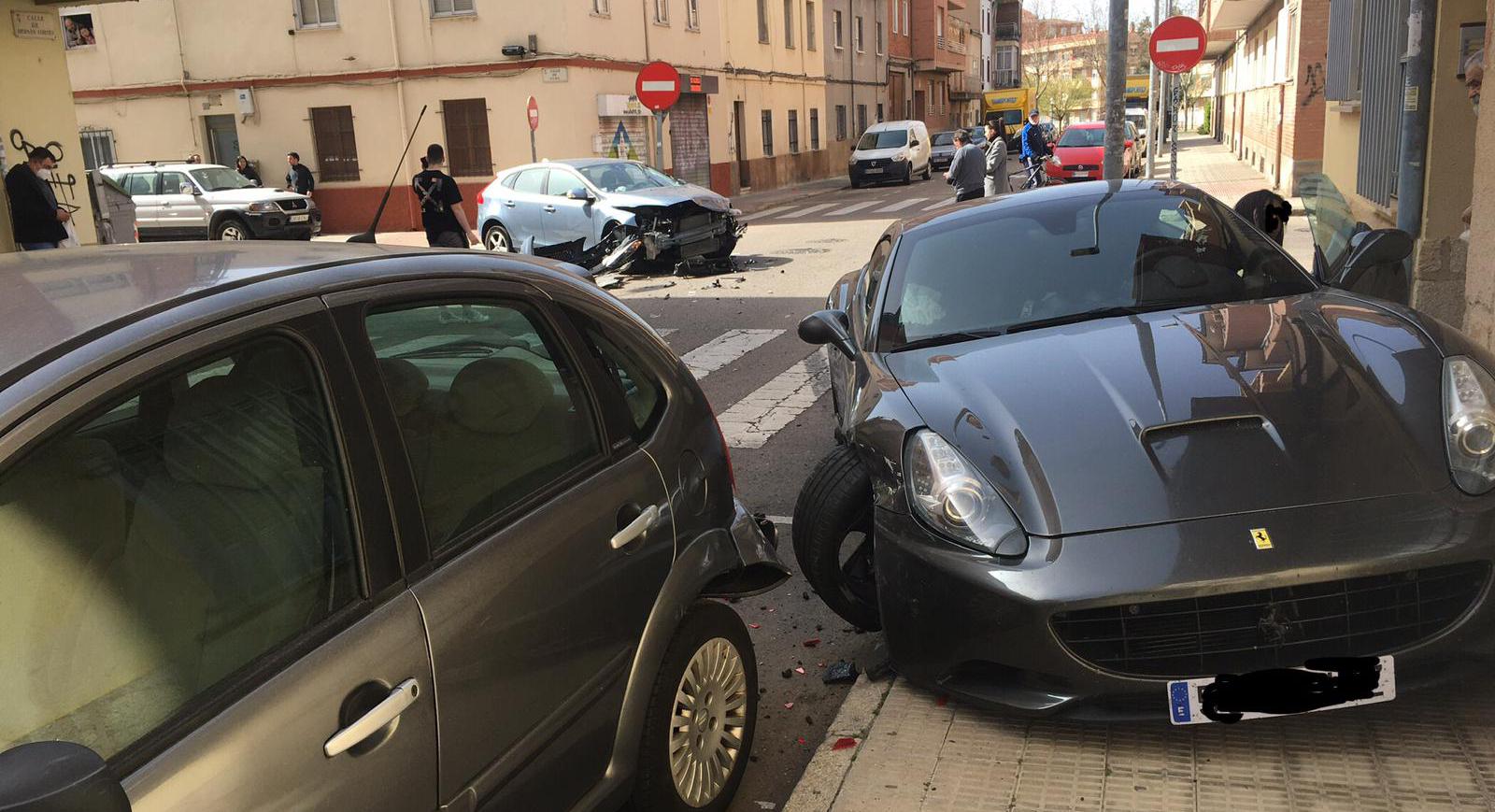 Accidente de tráfico entre las calles Cuba y Hernán Cortés