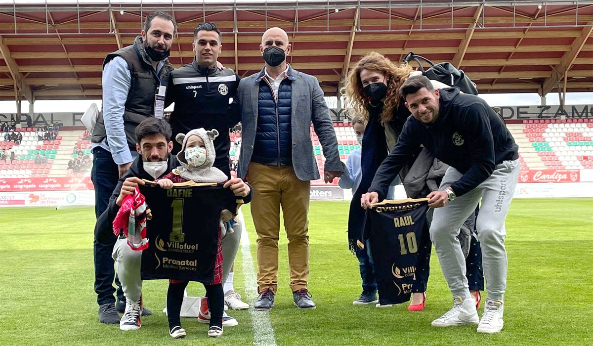 Homenaje a Dafne en la previa del encuentro