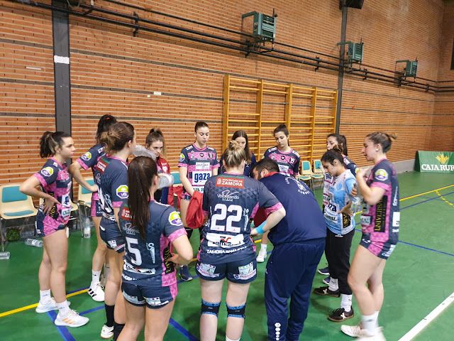 Momento de un partido del sénior femenino del BM Zamora