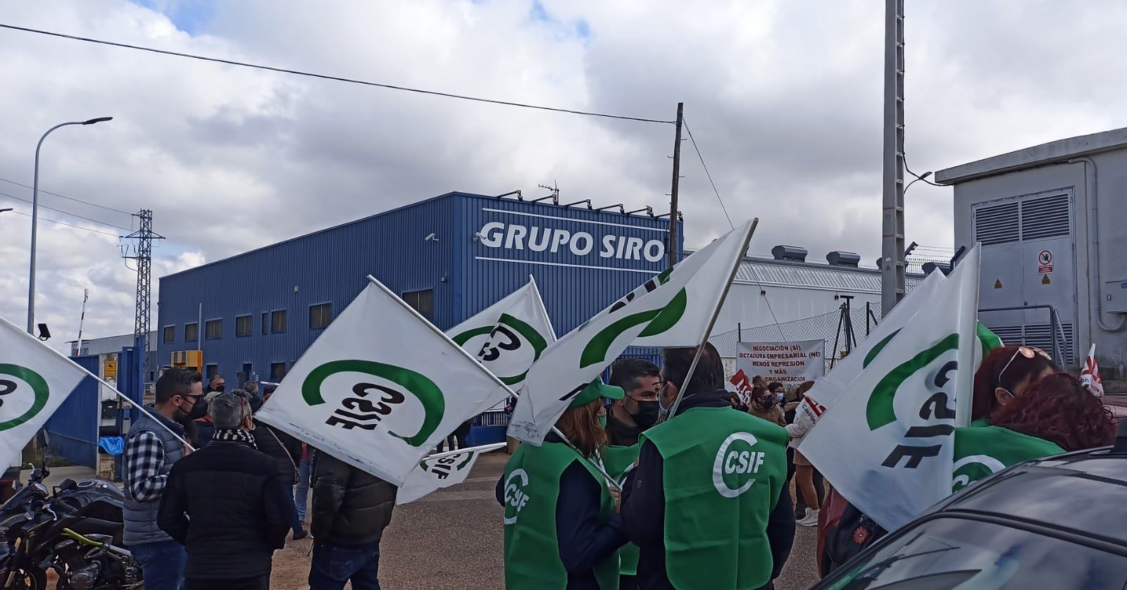 Imagen de una de las protestas a las puertas de Siro