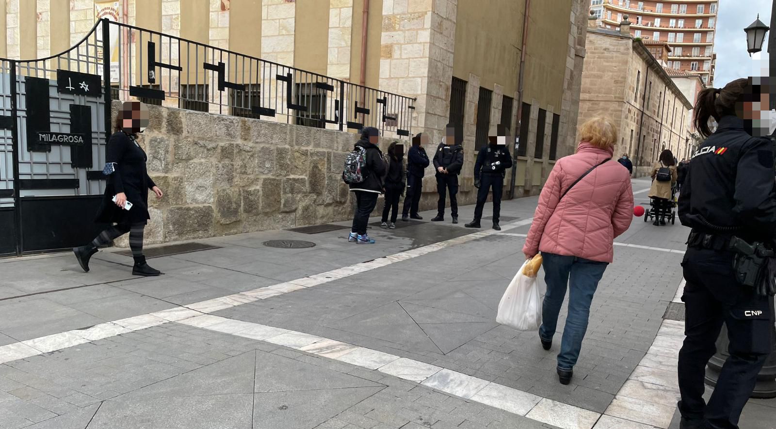 Agentes a la Policía Nacional identifican a los autores de las pintadas. Archivo