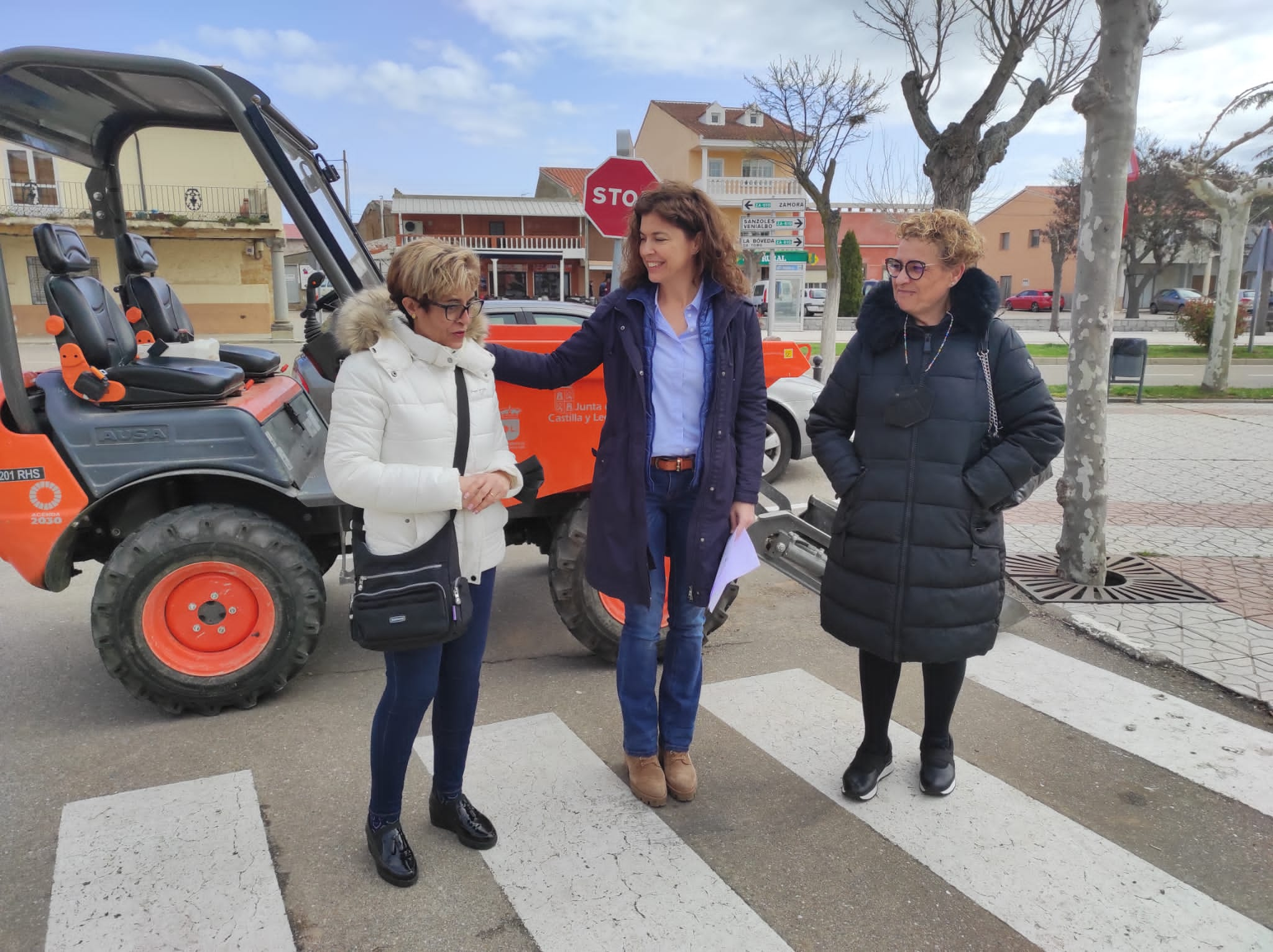 Clara San Damián junto con la alcaldesa de Moraleja del Vino