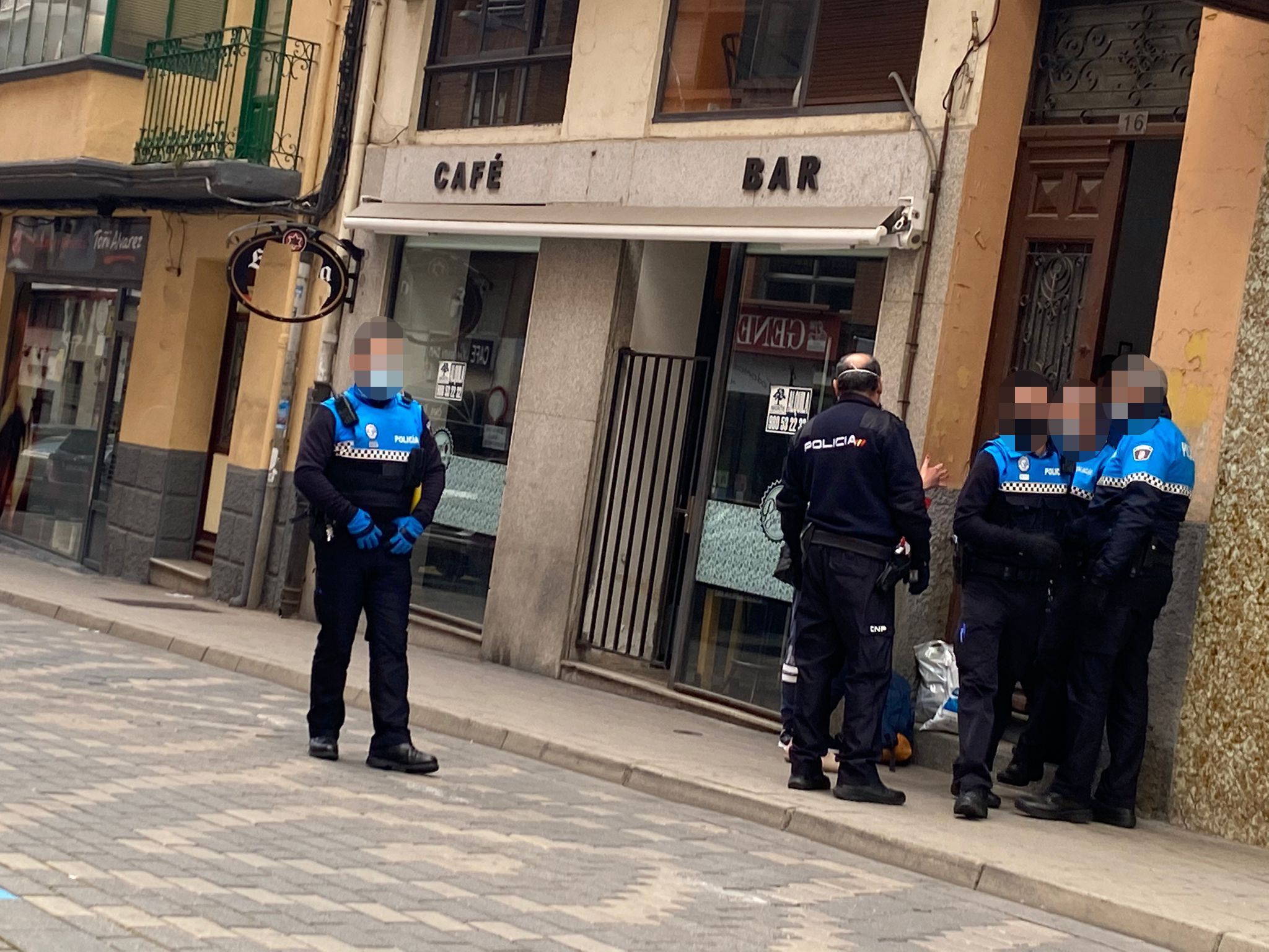 Policía Nacional y Policía Municipal esta tarde en la calle del Riego (6)