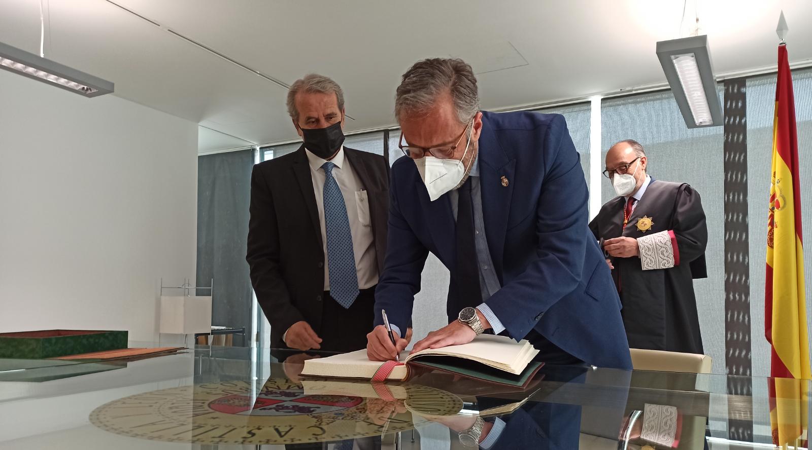 Pollán firmando en el libro del Consultivo