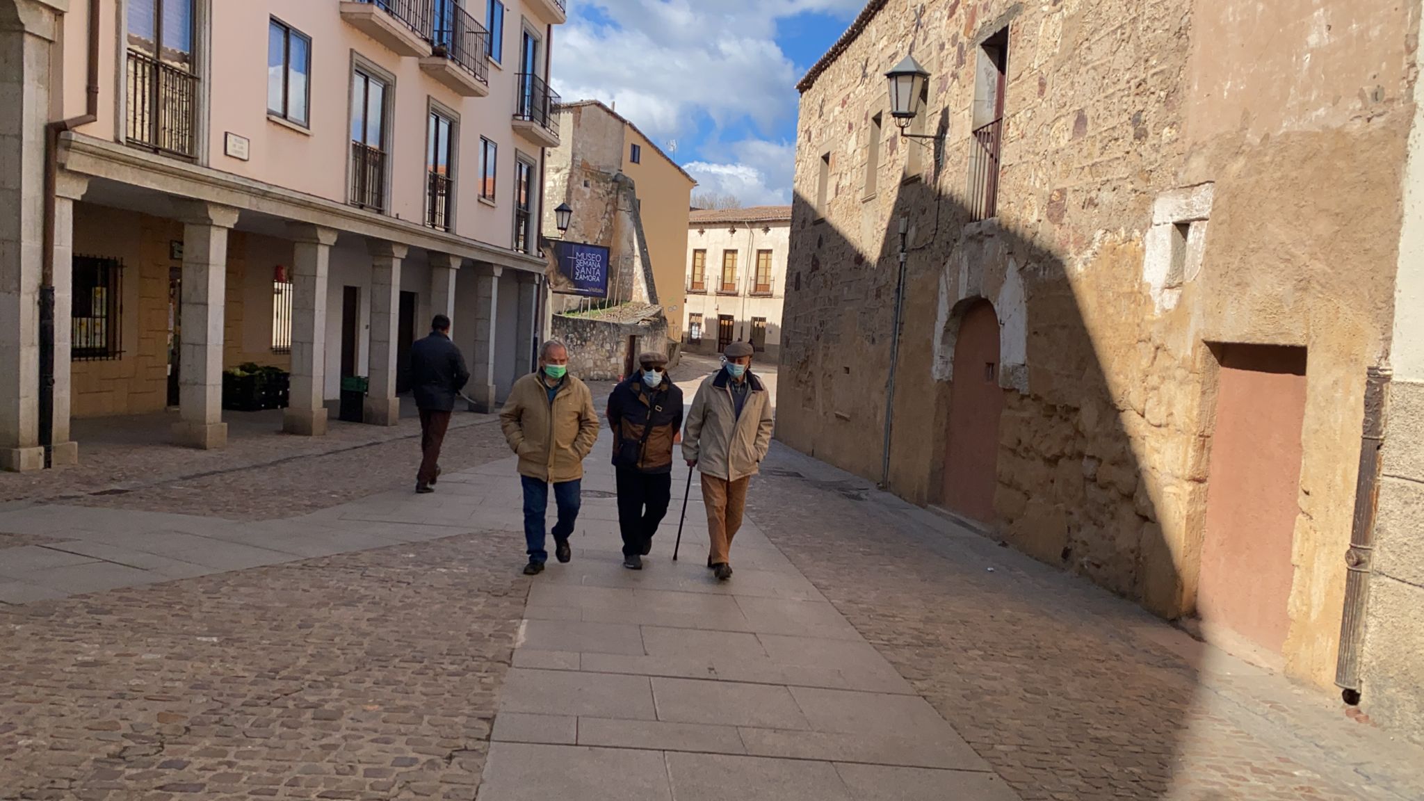 Ciudadanos pasean por el Casco Antiguo