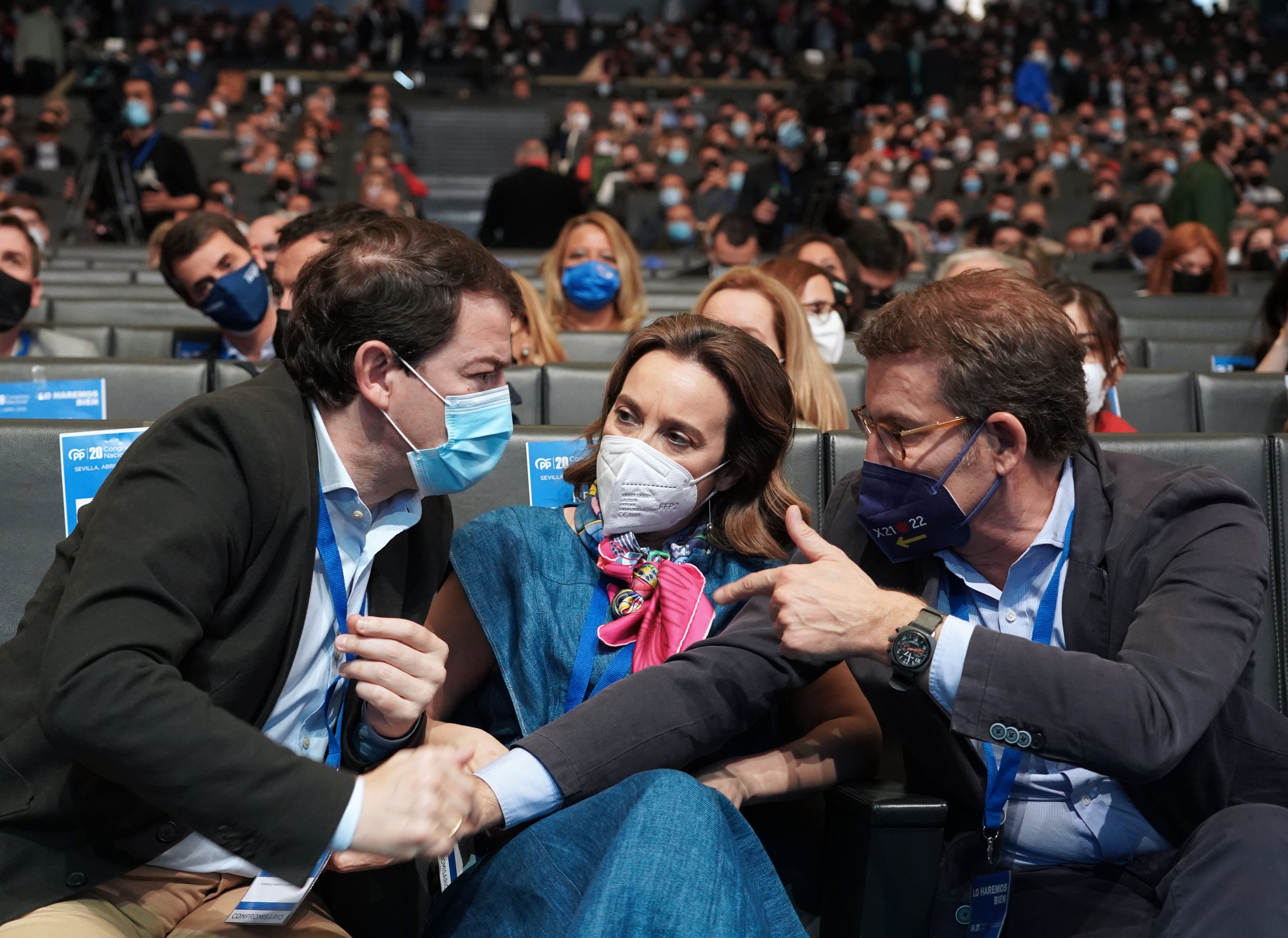 CAL . El presidente del PPCyL y en funciones de la Junta, Alfonso Fernández Mañueco, junto a Cuca Gamarra y Alberto Núñez Feijoó en el XX Congreso extraordinario del Partido Popular que se celebra en Sevilla