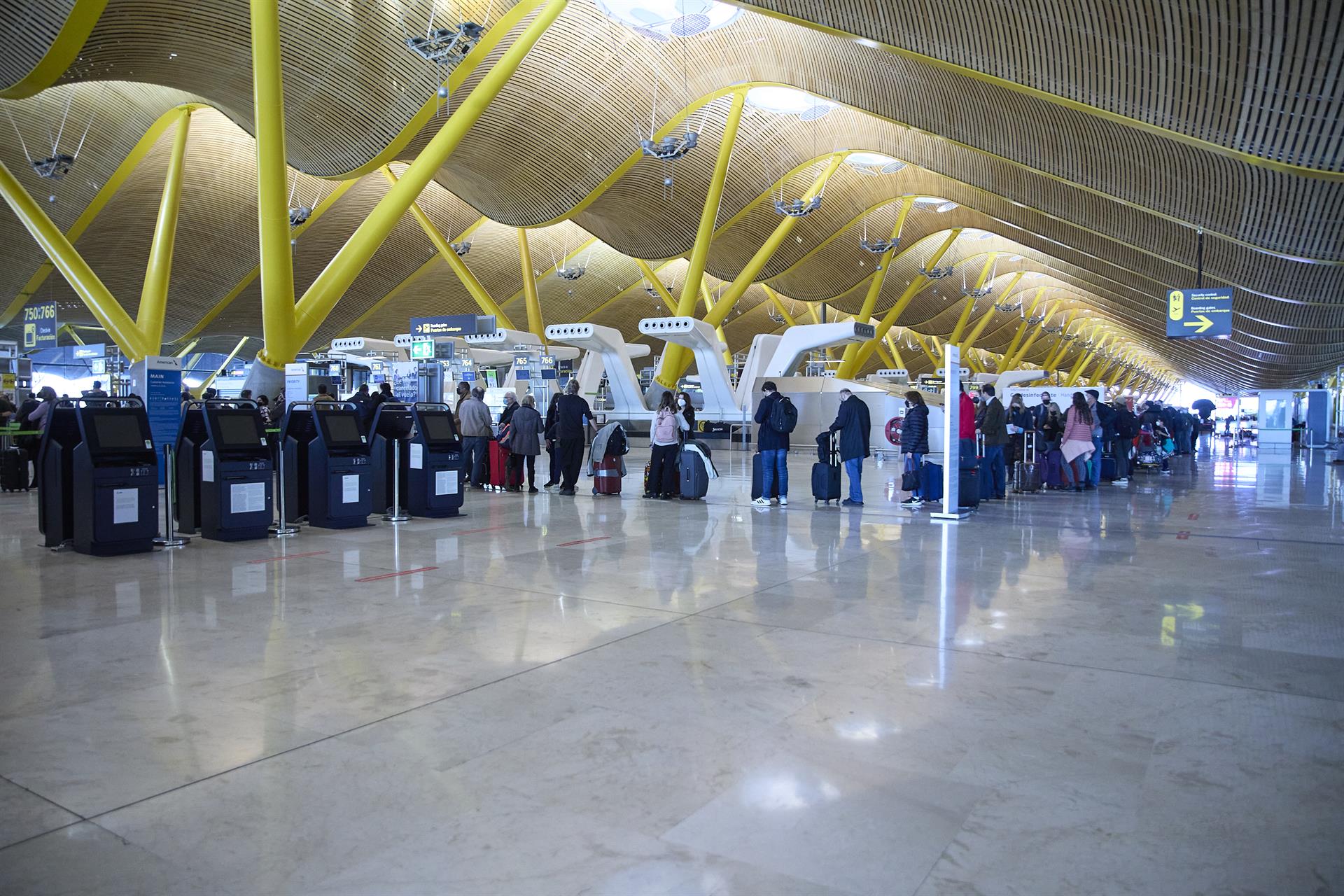 Archivo   Varias personas hacen cola en el aeropuerto Adolfo Suárez EP