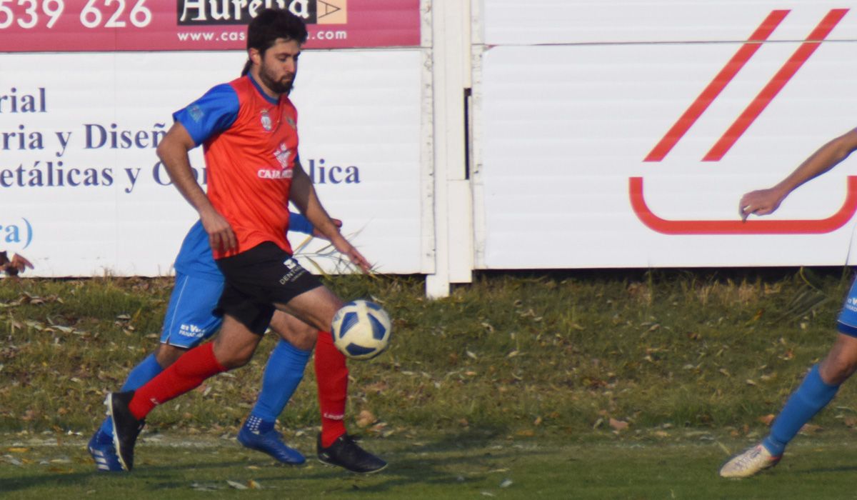 Un jugador del CD Benavente durante un encuentro