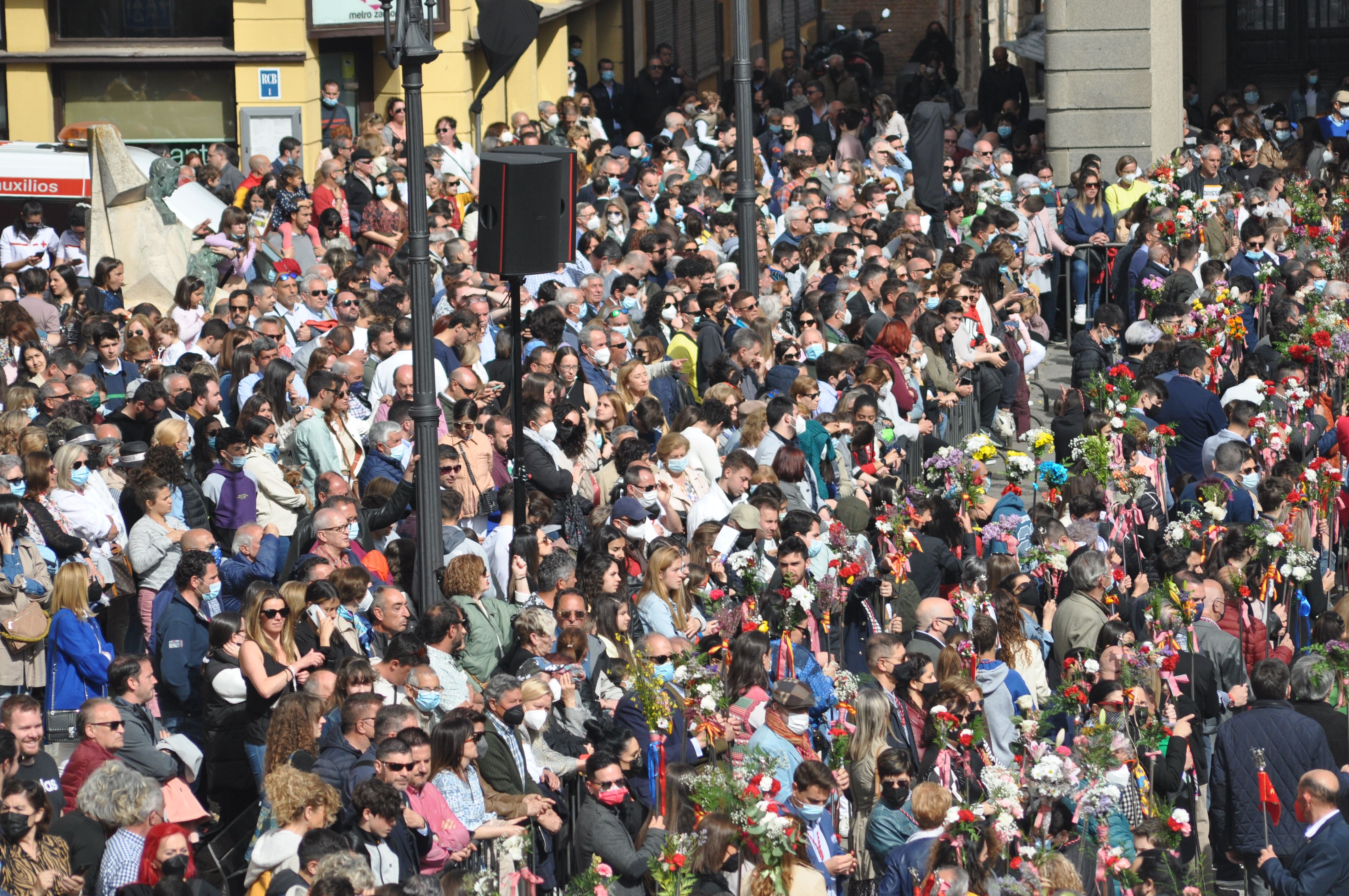 Gente en Zamora durante la procesión de la Resurrección. Archivo