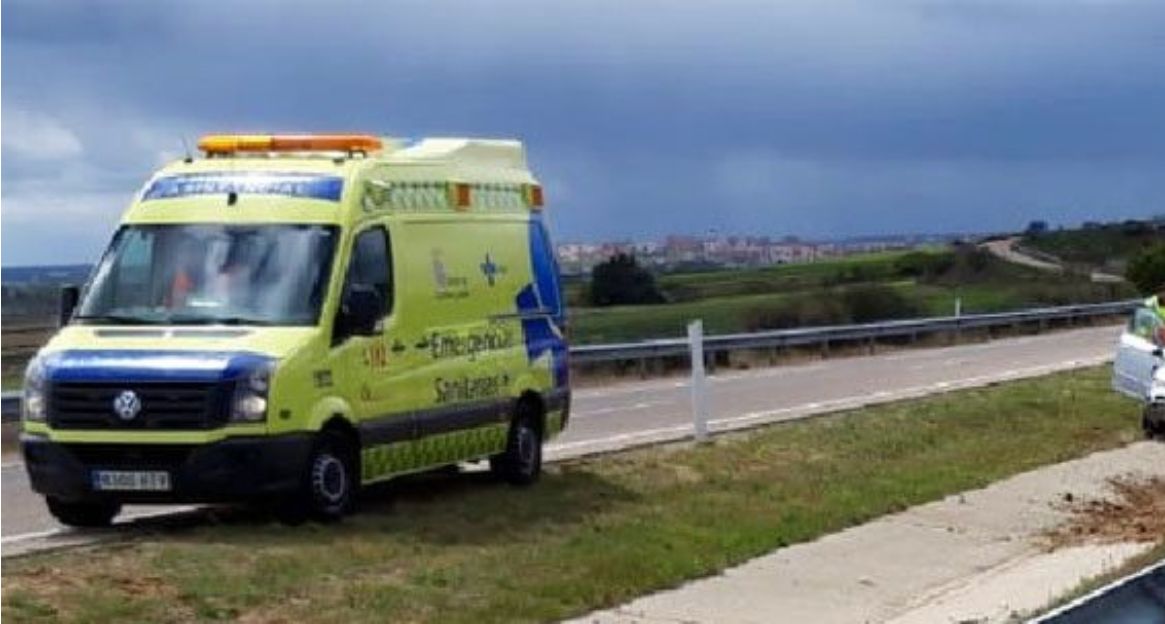 Ambulancia en la autovía. Archivo