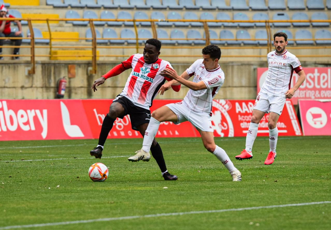 Dongou trata de zafarse de un rival