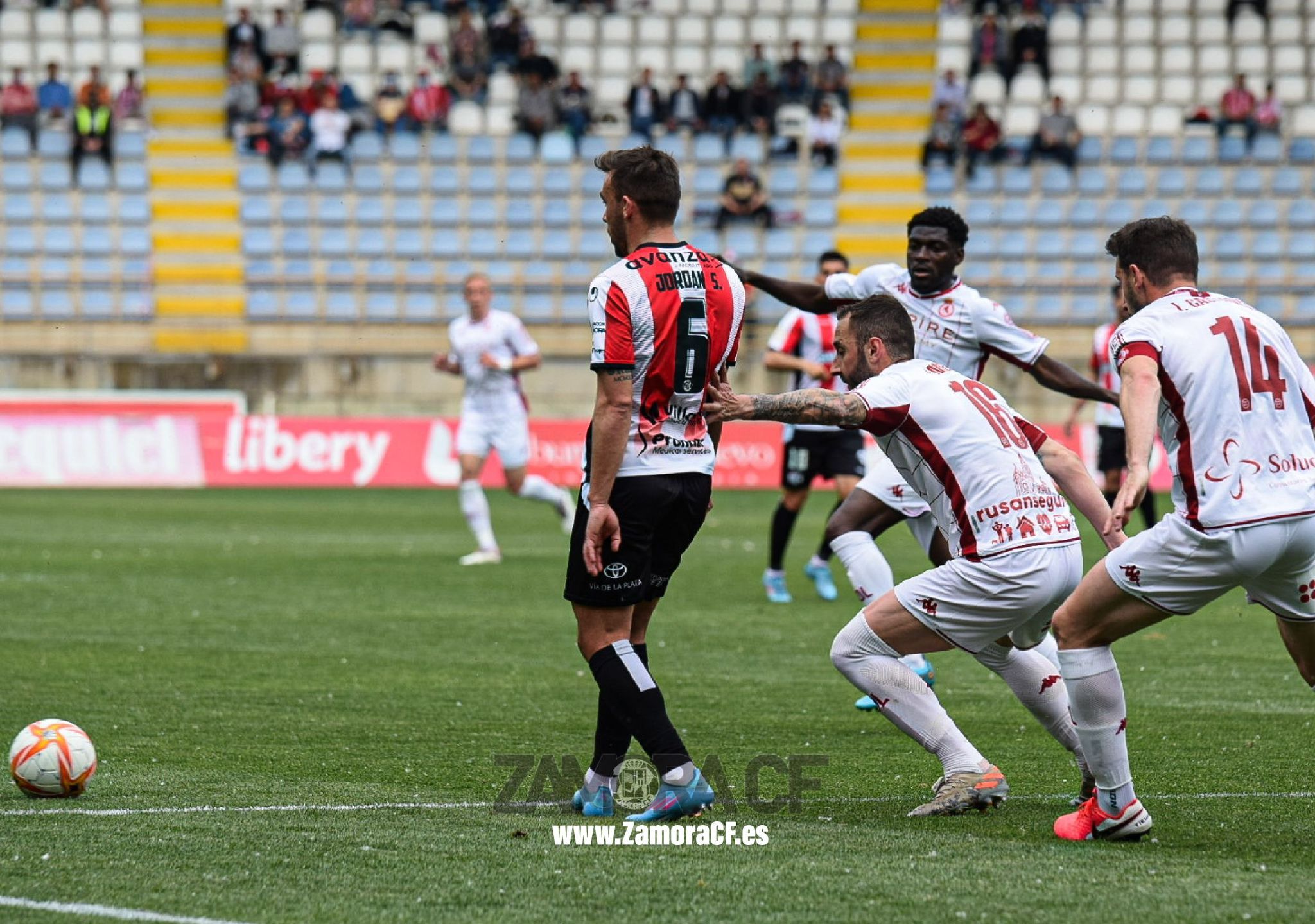 Jordan toca el balón ante un rival de la Cultural Leonesa