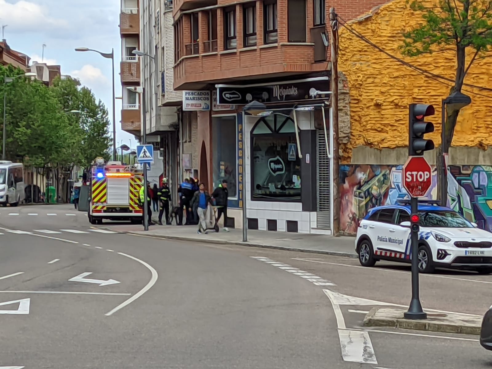 Los bomberos y la Policía Municipal en la intervención en la calle Candelaria Ruiz del Árbol