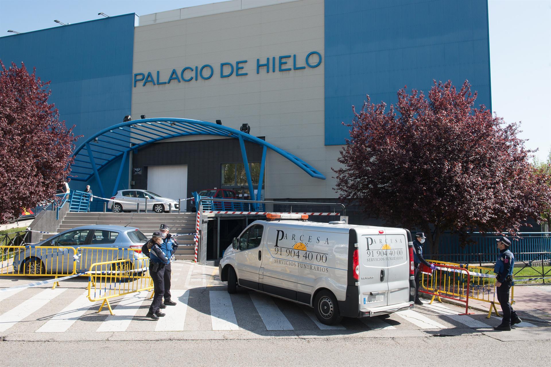 Furgón funerario durante el segundo día de funcionamiento como morgue del Palacio de Hielo durante el estado de alarma decretado por el coronavirus, en Madrid. Euro