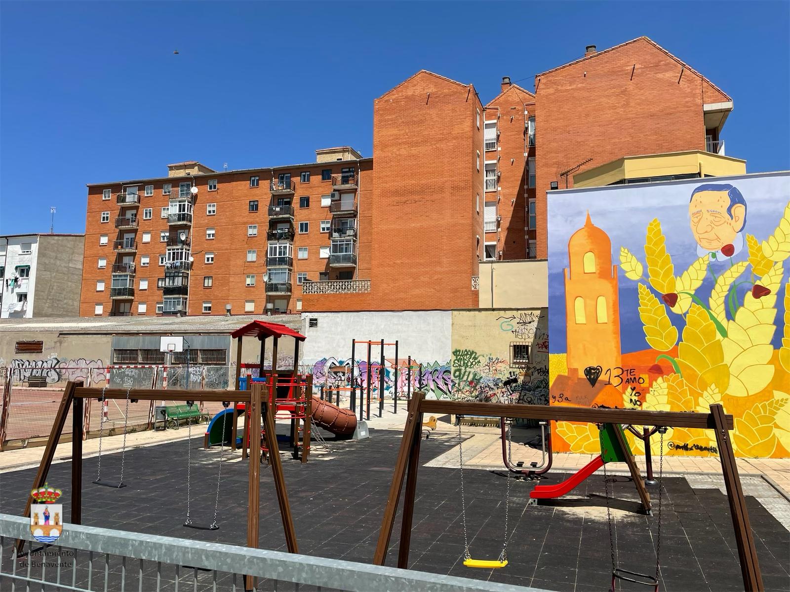 Uno de los parques infantiles de Benavente, concretamente el de la calle Miguel Delibes. Archivo.