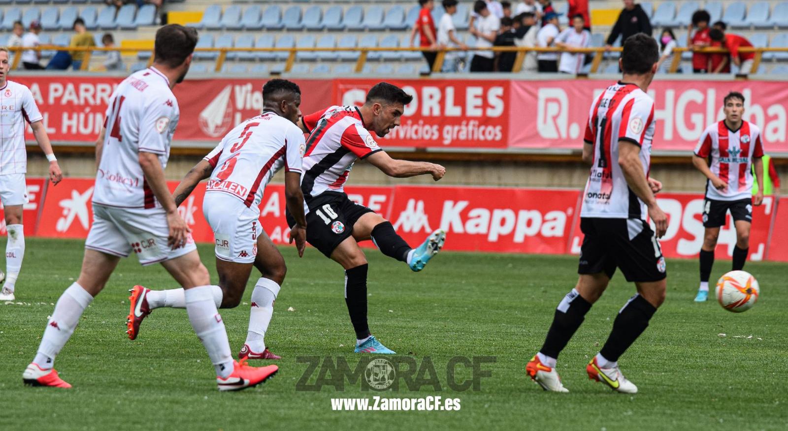 Carlos Ramos lanza a portería en León