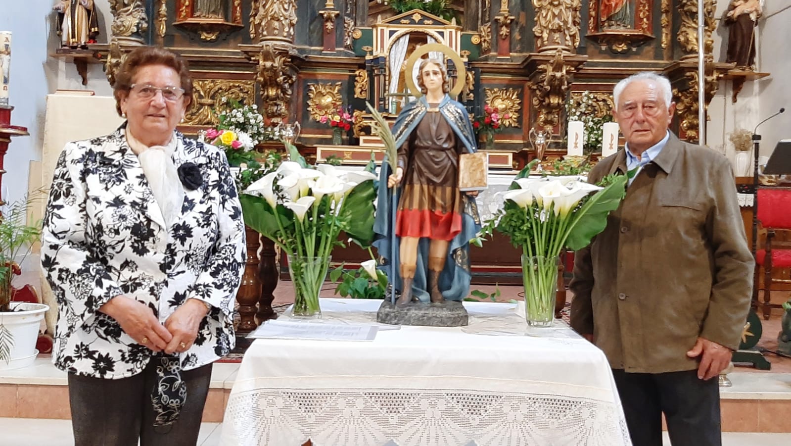 Alfonsa Fernández y Delfín Vicente junto a la imagen de San Pelayo