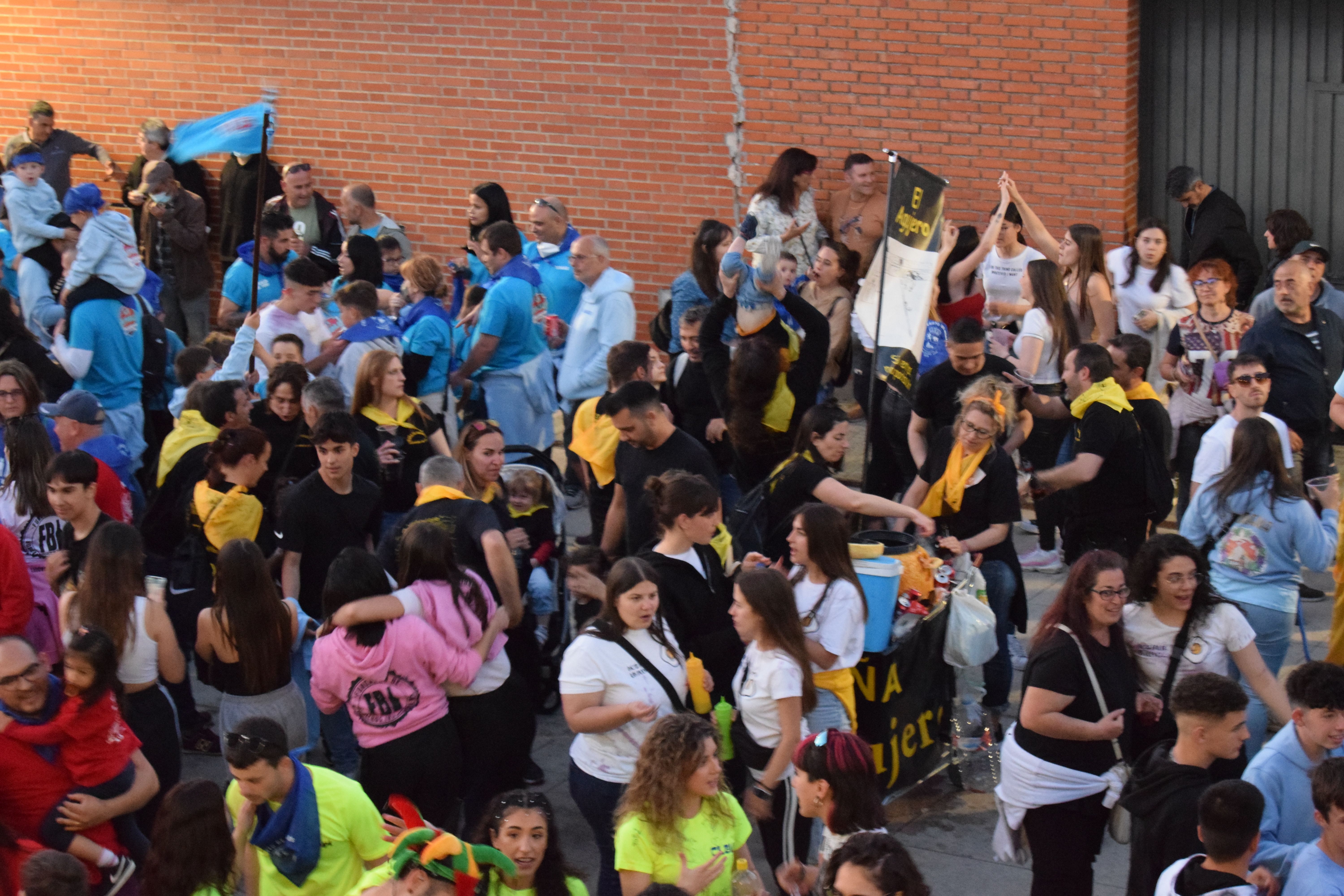 Las peñas llenan de color las fiestas del Cristo de Morales