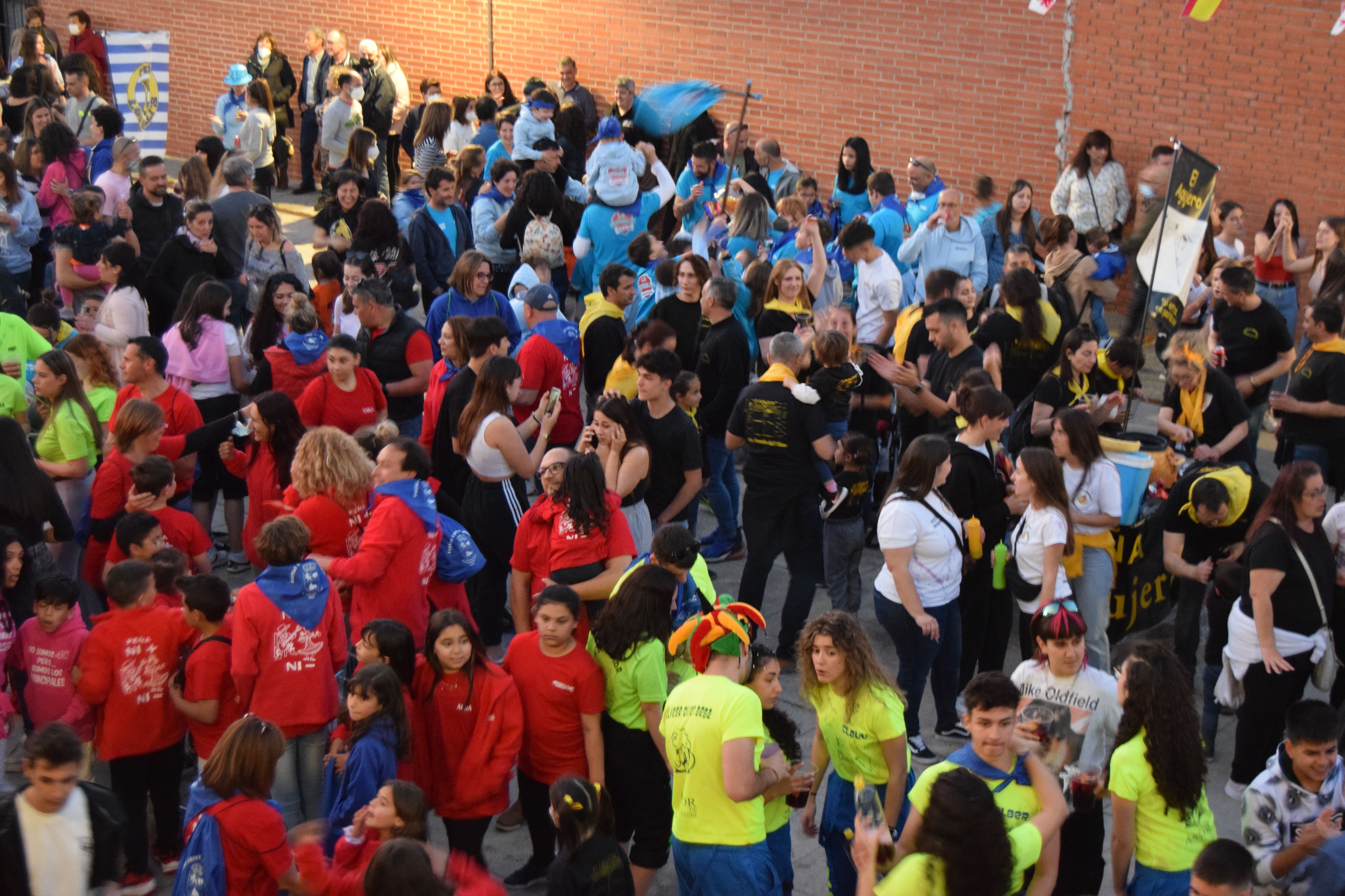 Las peñas llenan de color las fiestas del Cristo de Morales