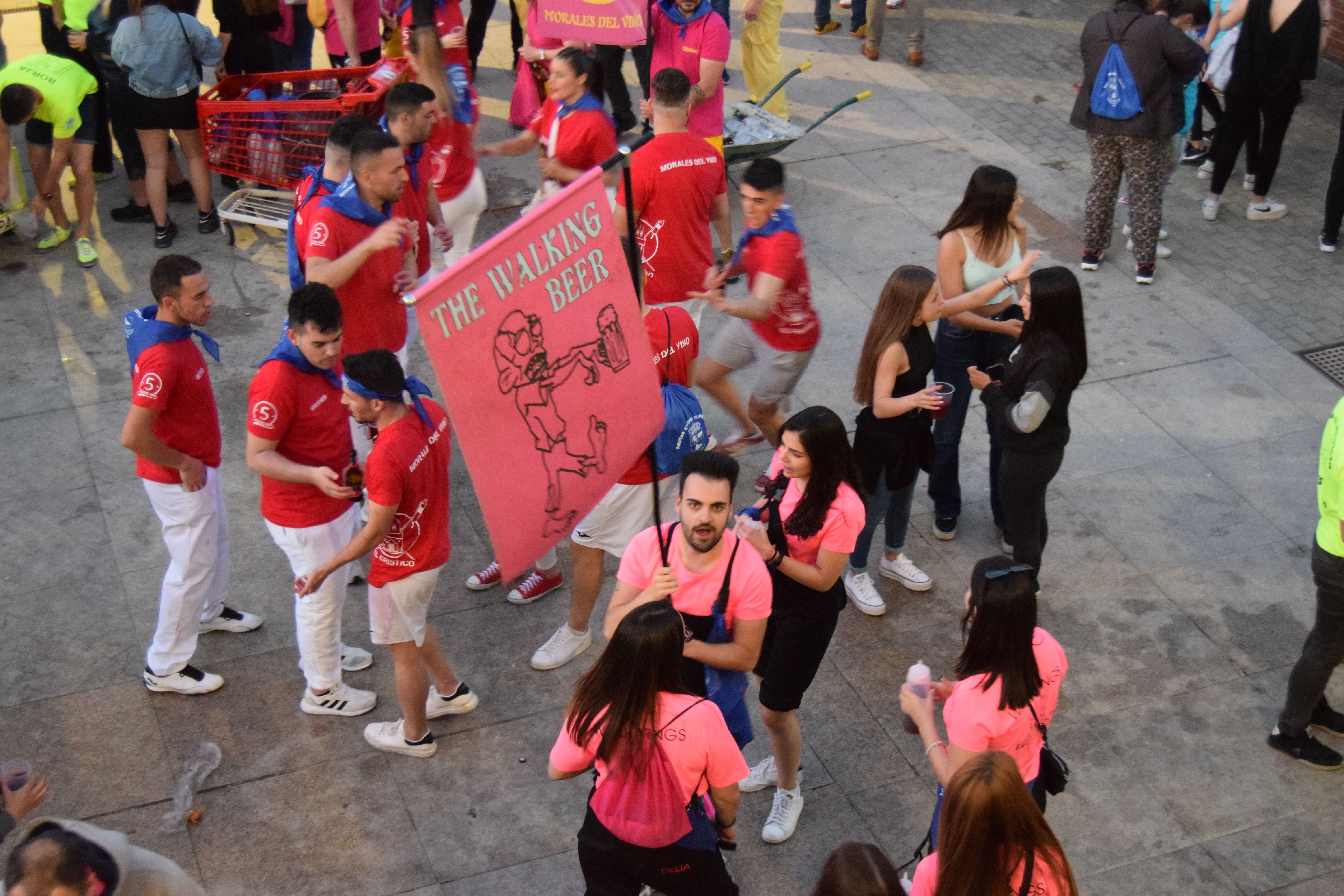 Las peñas llenan de color las fiestas del Cristo de Morales