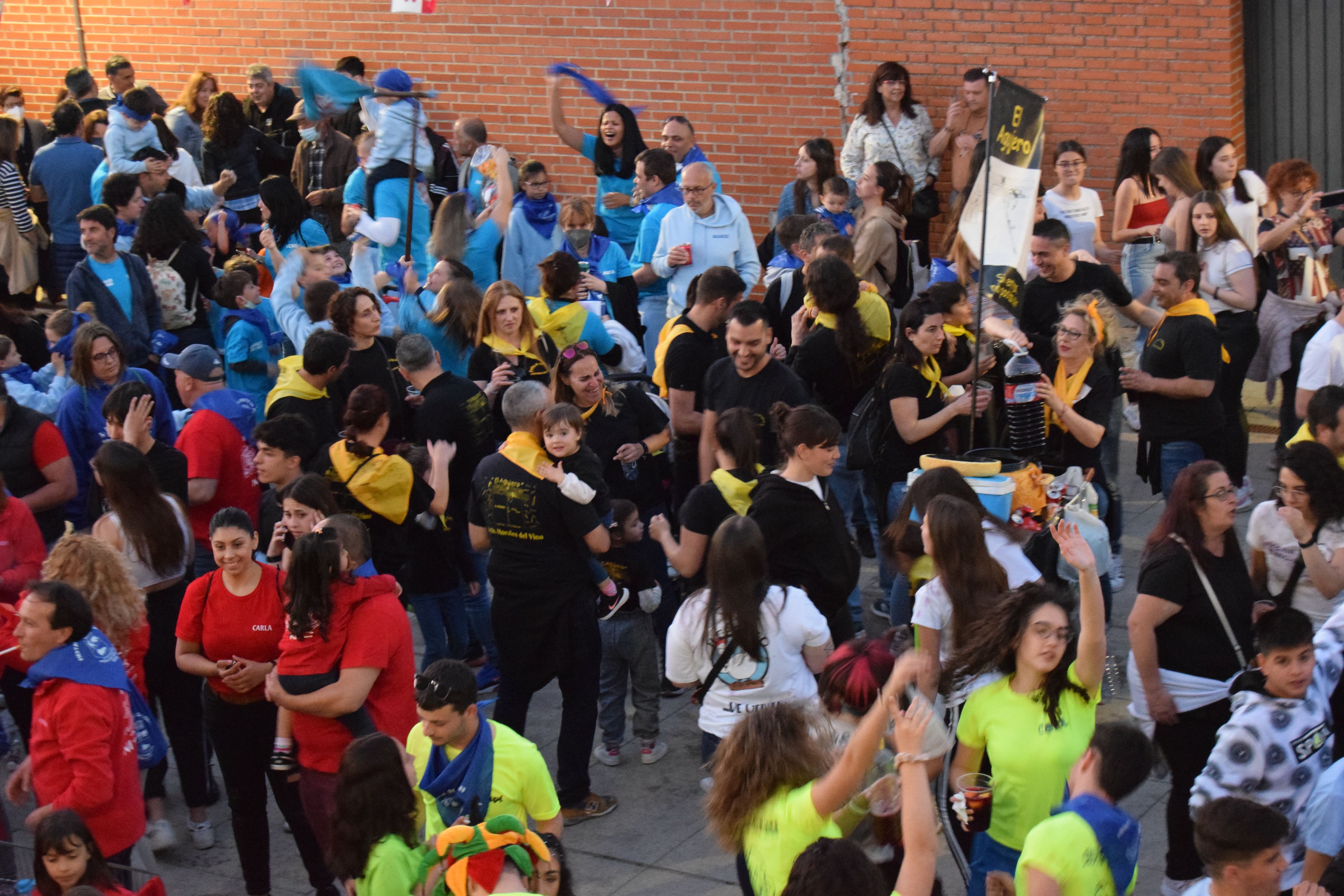 Las peñas llenan de color las fiestas del Cristo de Morales