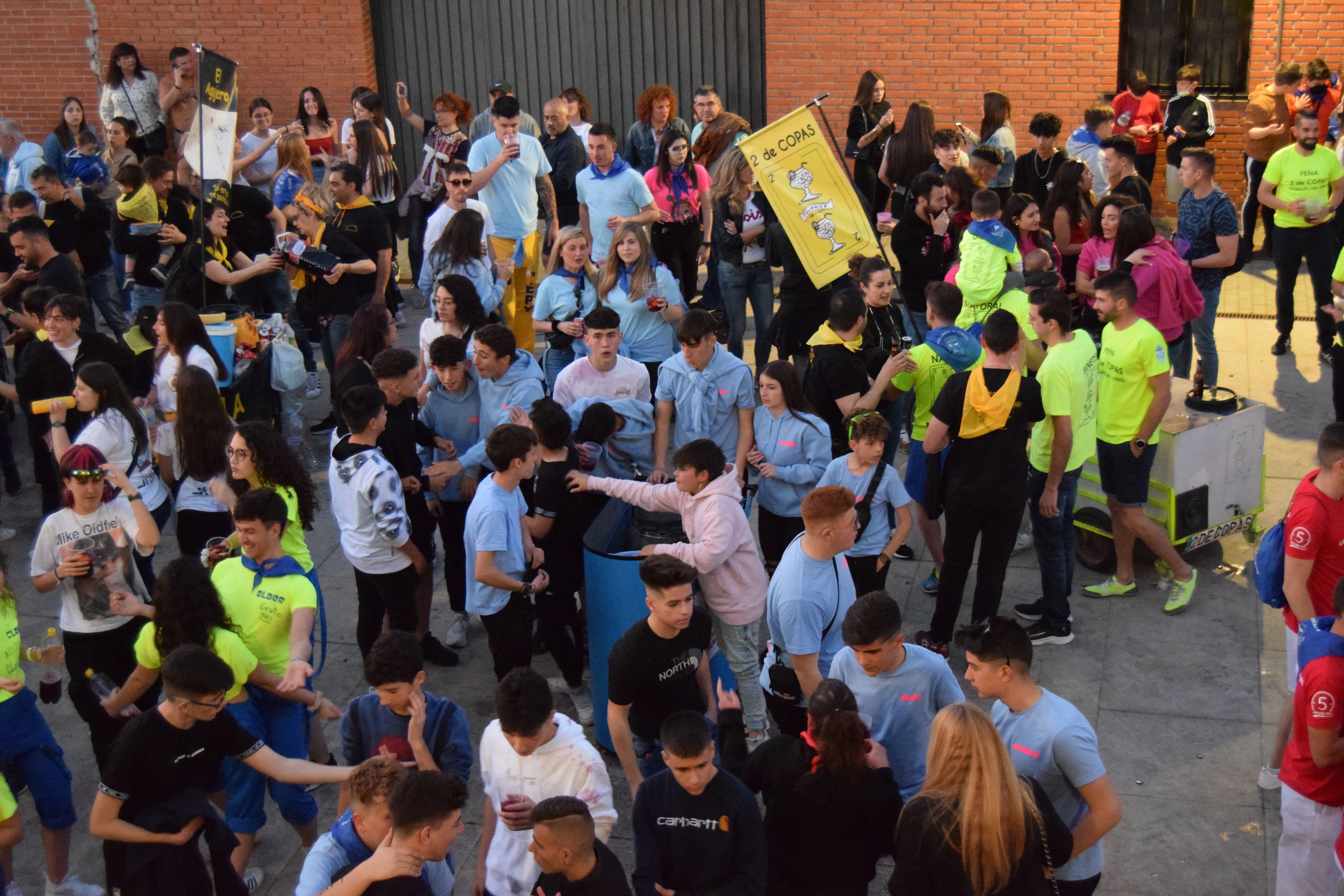 Las peñas llenan de color las fiestas del Cristo de Morales