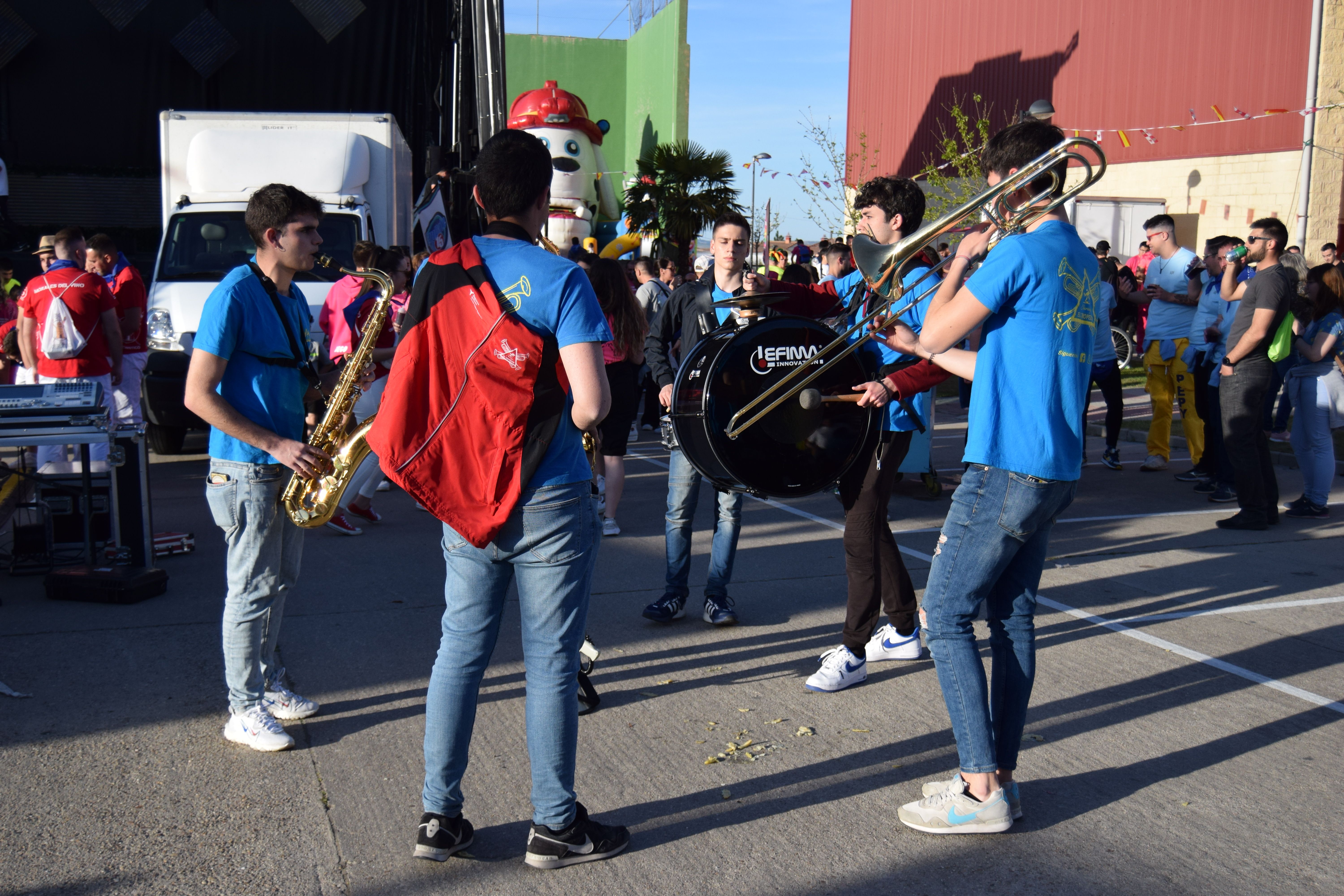 Las peñas llenan de color las fiestas del Cristo de Morales