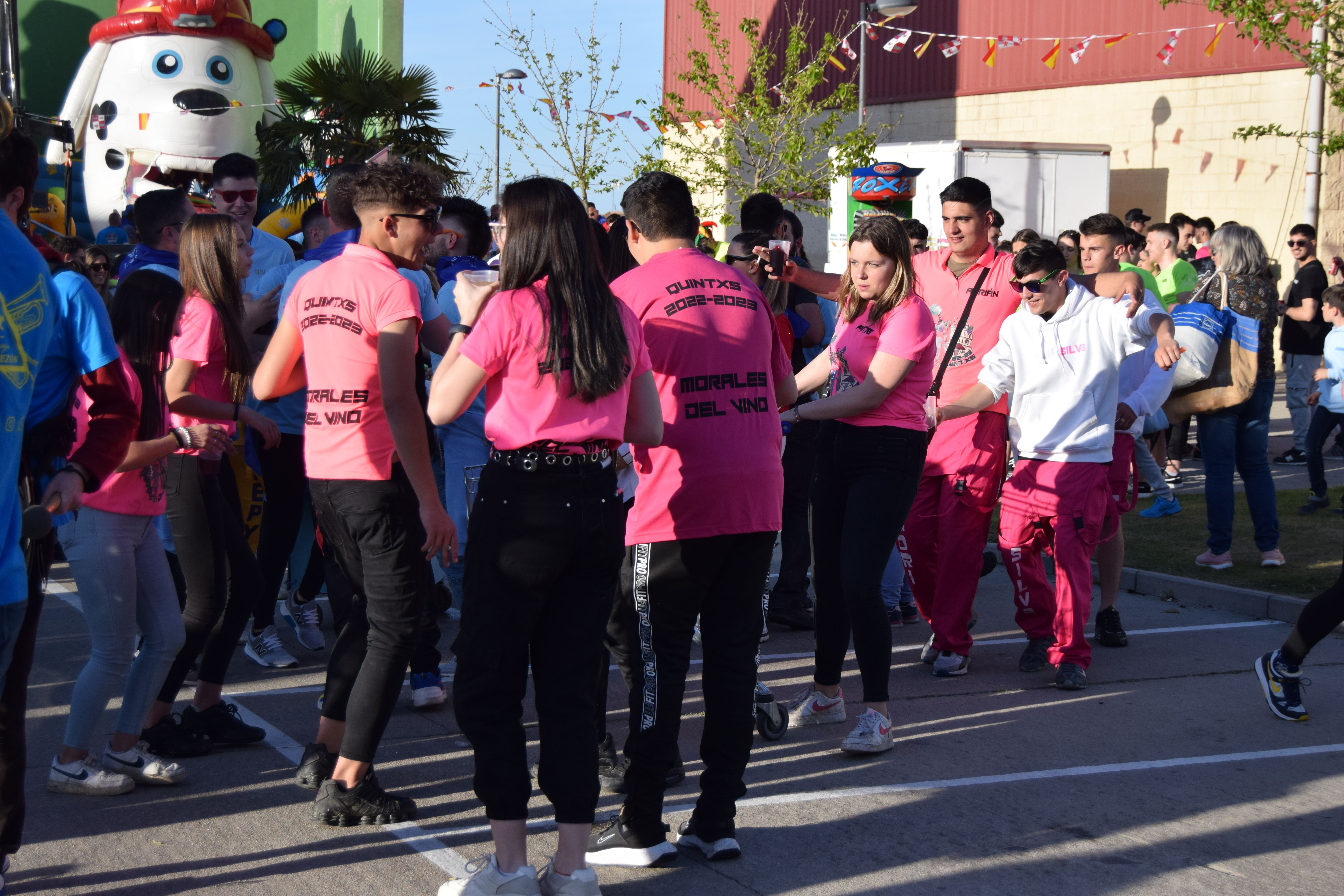 Las peñas llenan de color las fiestas del Cristo de Morales