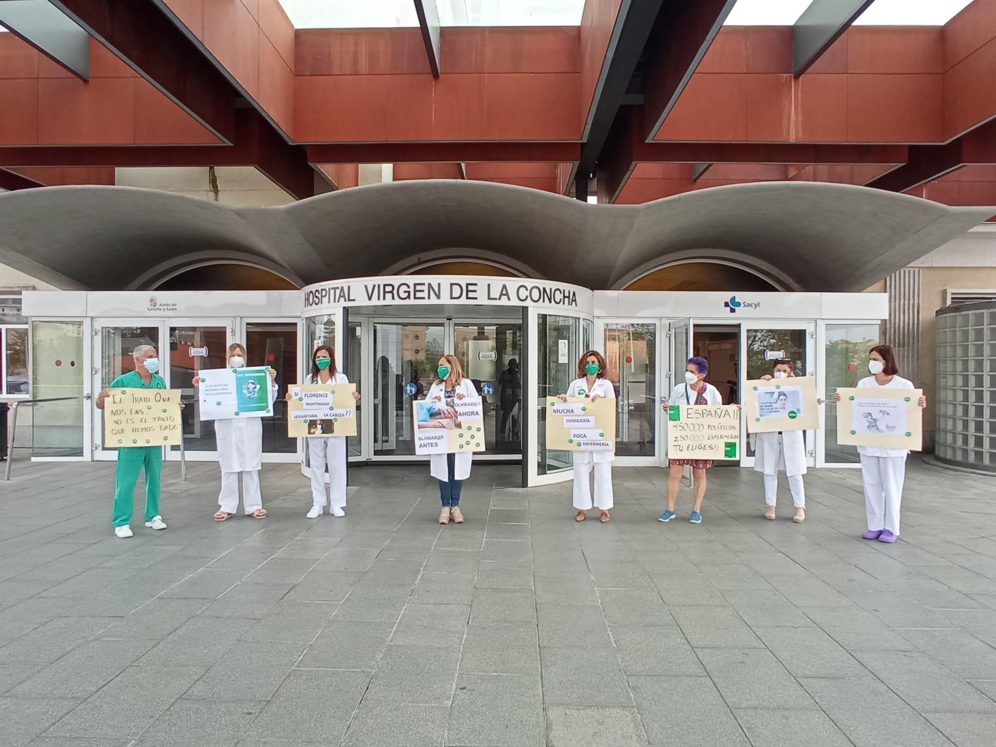 Enfermeras manifestándose a las puertas del hospital Virgen de la Concha