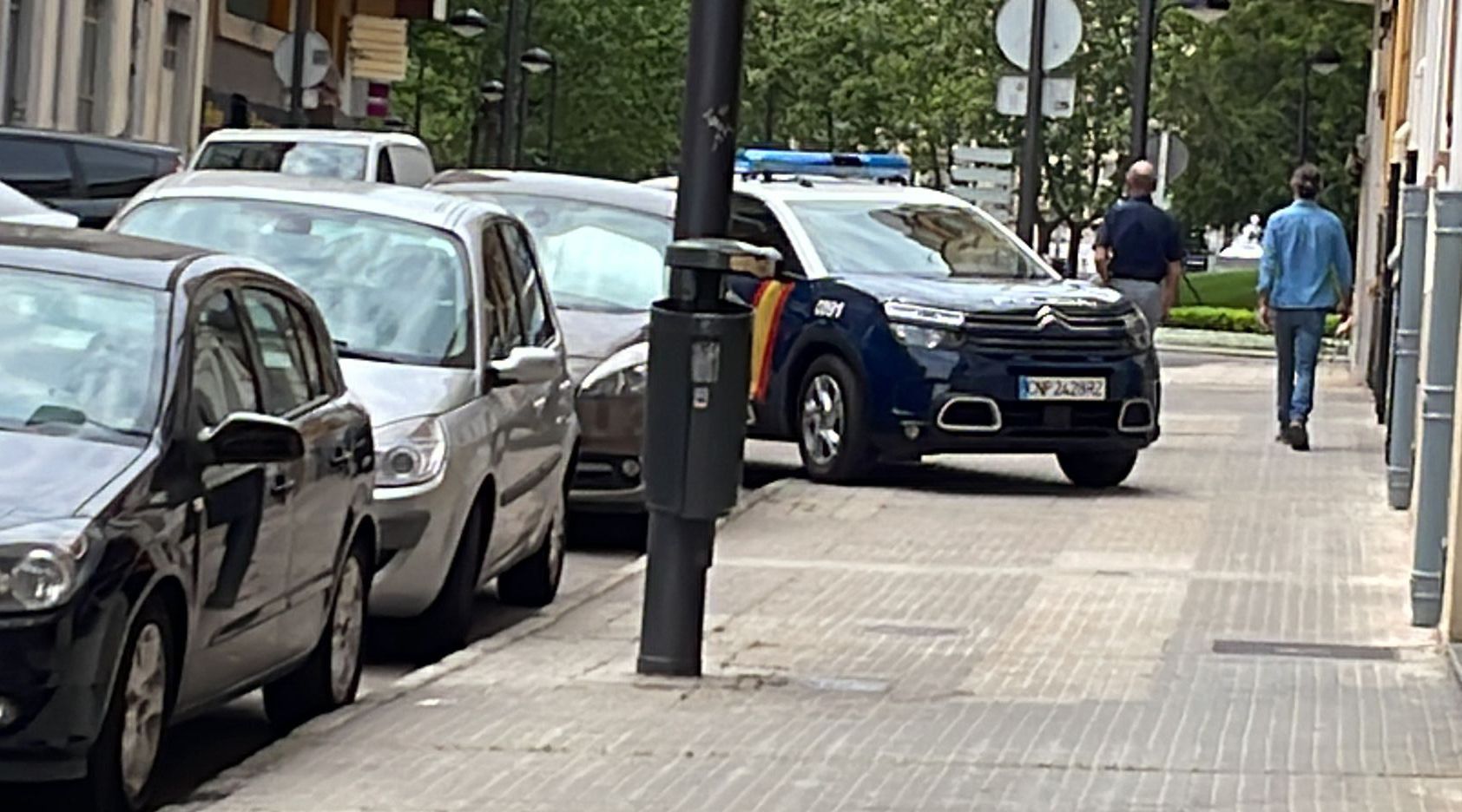 El vehículo de la Policía Nacional en la calle Leopoldo Alas Clarín