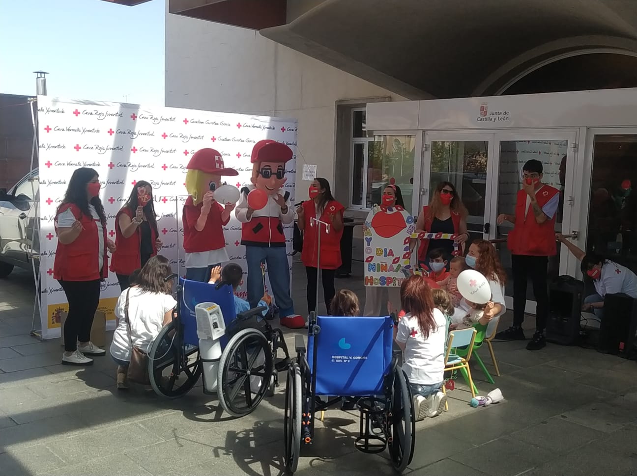 Los niños del hospital Virgen de la Concha participan en la actividad. Archivo