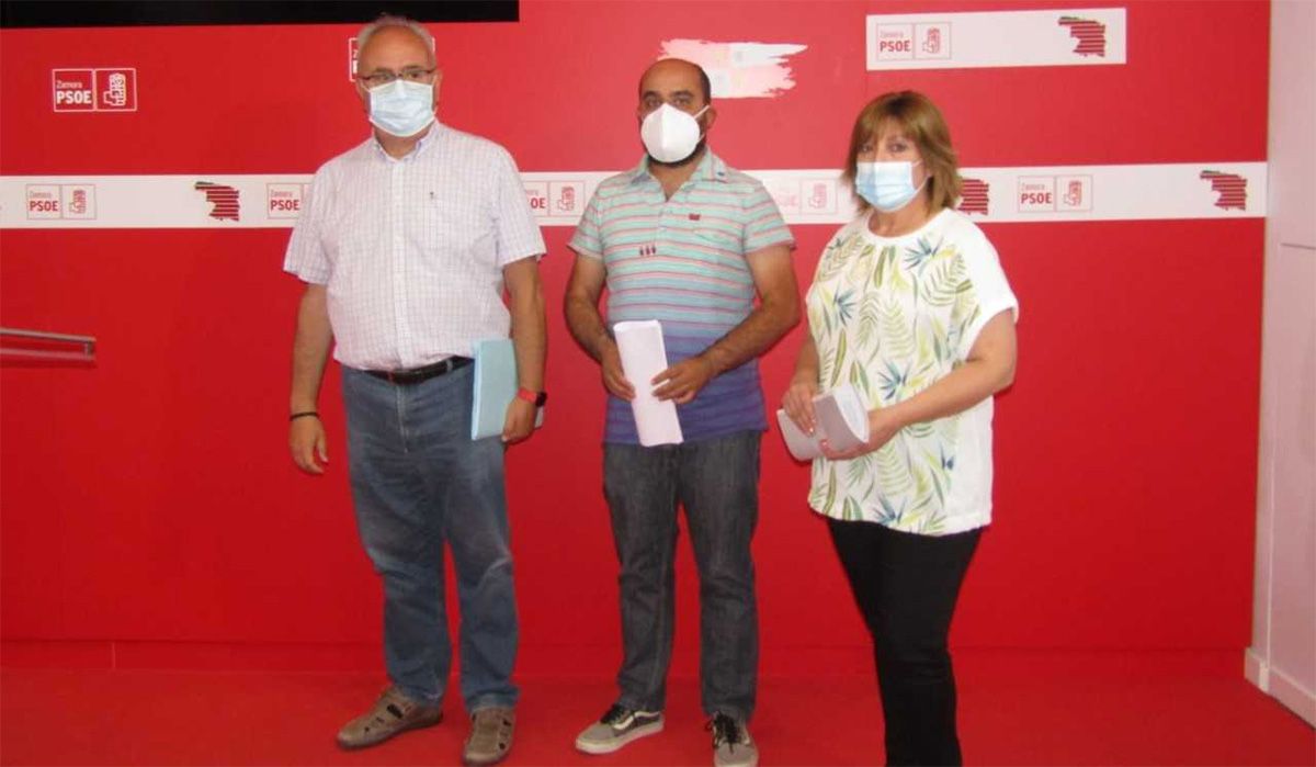 Imagen archivo. Los secretarios generales de CCOO y UGT en Zamora, Trinidad Acebes y Ángel de Carmen, con el Portavoz del PSOE en la Diputación de Zamora, Eduardo Folgado