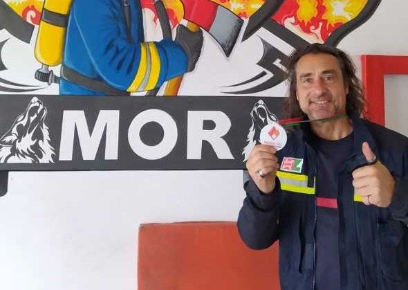 El bombero zamorano posa con su medalla