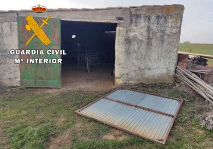 Imagen en la que se observa la caseta agrícola con la puerta tirada