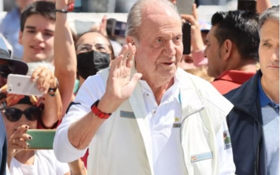 El Rey Juan Carlos, vitoreado a su llegada al Club Náutico de Sanxenxo. Ep