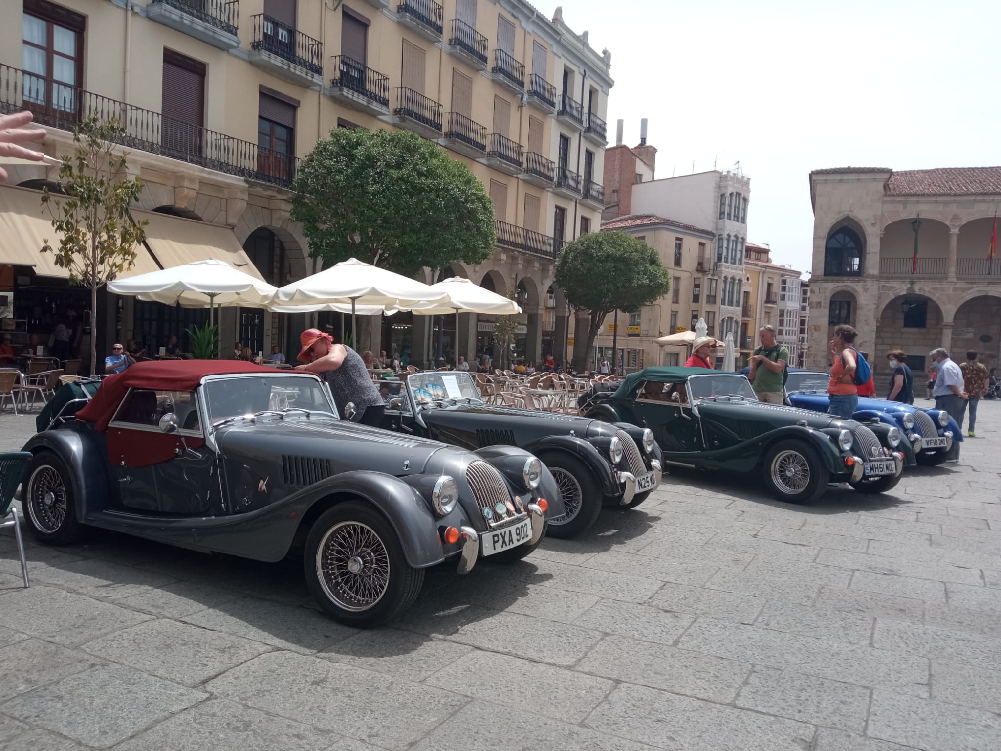 Los coches clásicos aparcan en Zamora