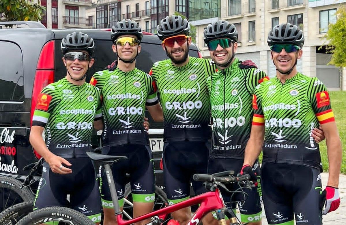 Álvaro Lobato junto a sus compañeros de equipo