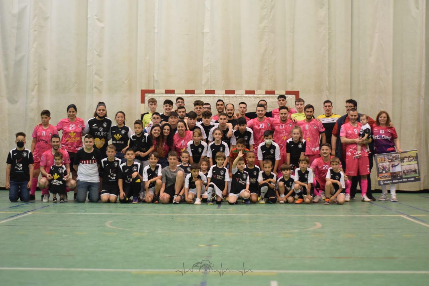 Jugadores de toda la cantera se fotografían con Pablo Rivas al inicio del encuentro