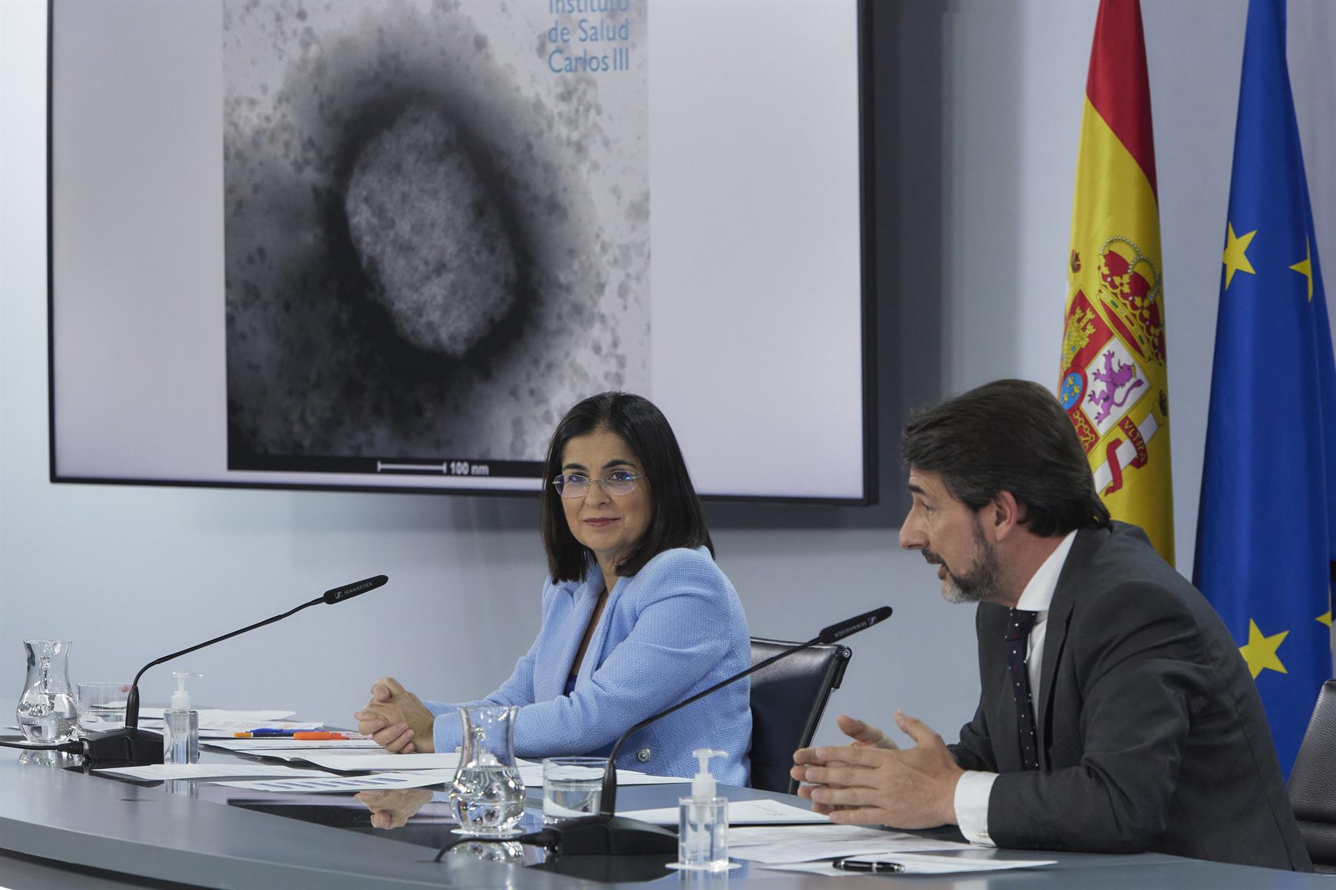 La ministra de Sanidad, Carolina Darias, y el director del Instituto Sanitario Carlos III, Cristóbal Belda