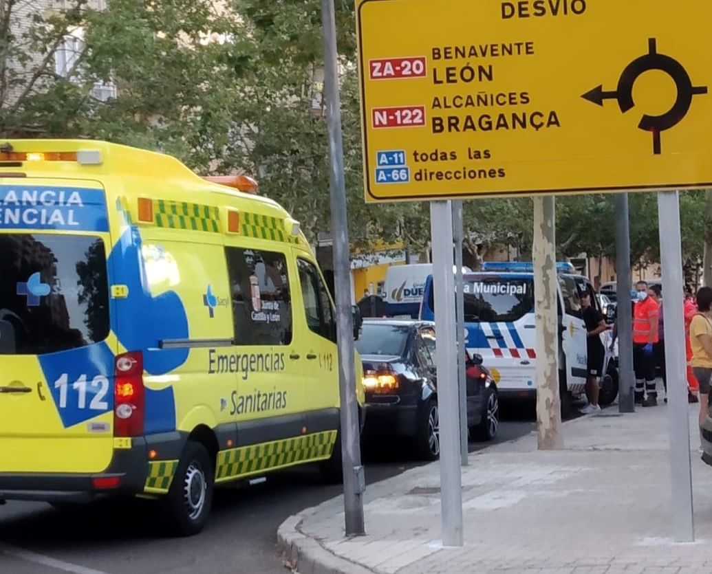 Ambulancia y Policía Municipal en el entorno de la estación de autobuses