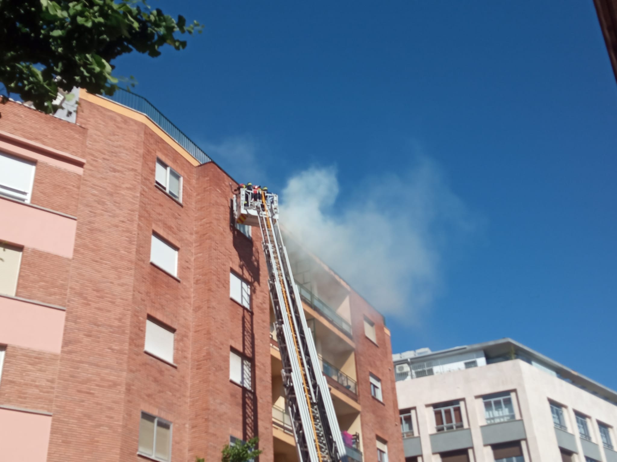 Los bomberos actúan en el incendio