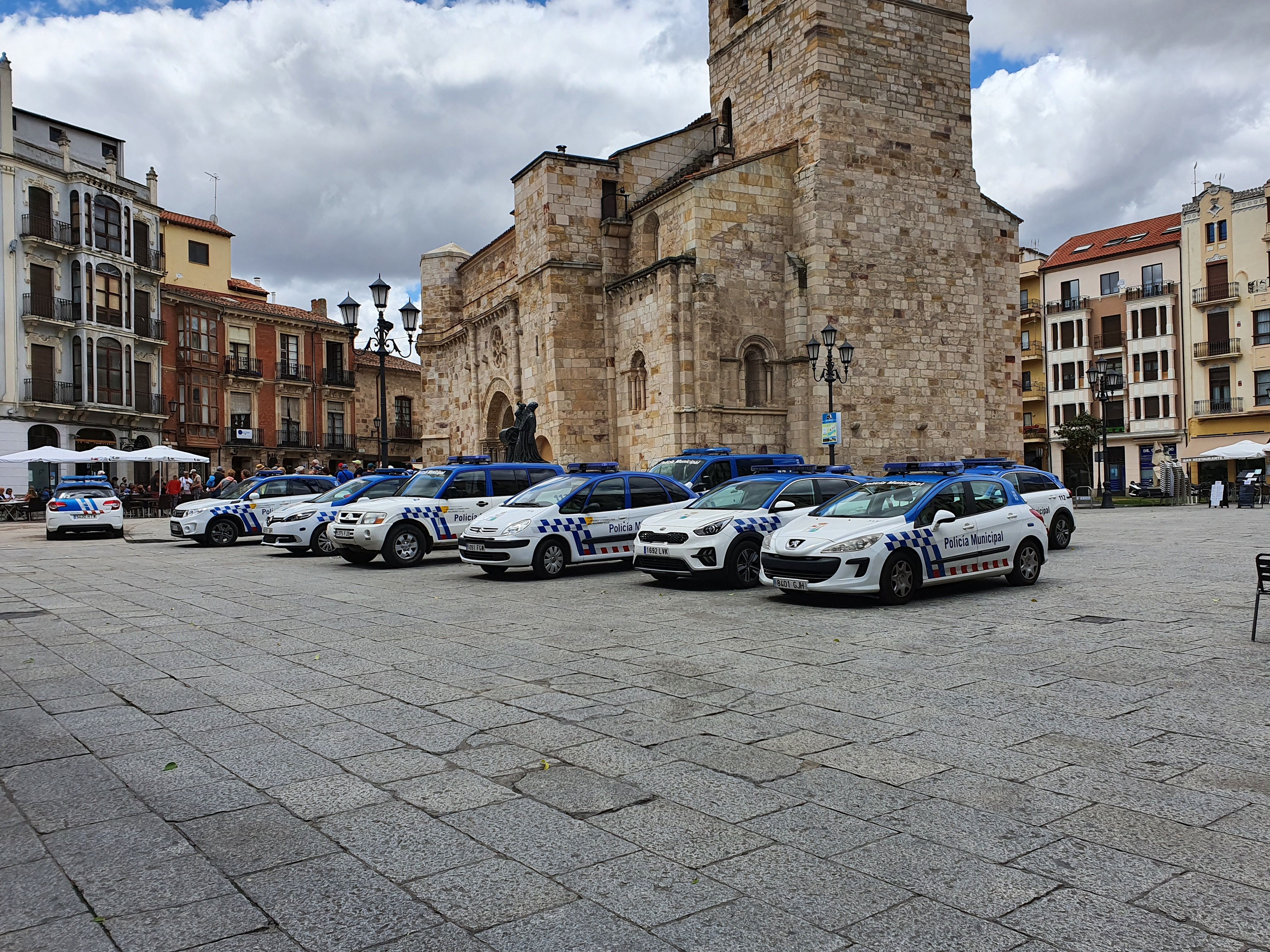 Vehículos de la Policía aparcados en la Plaza Mayor.