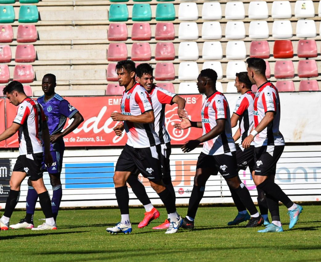 El Zamora CF celebra uno de los goles de Baselga