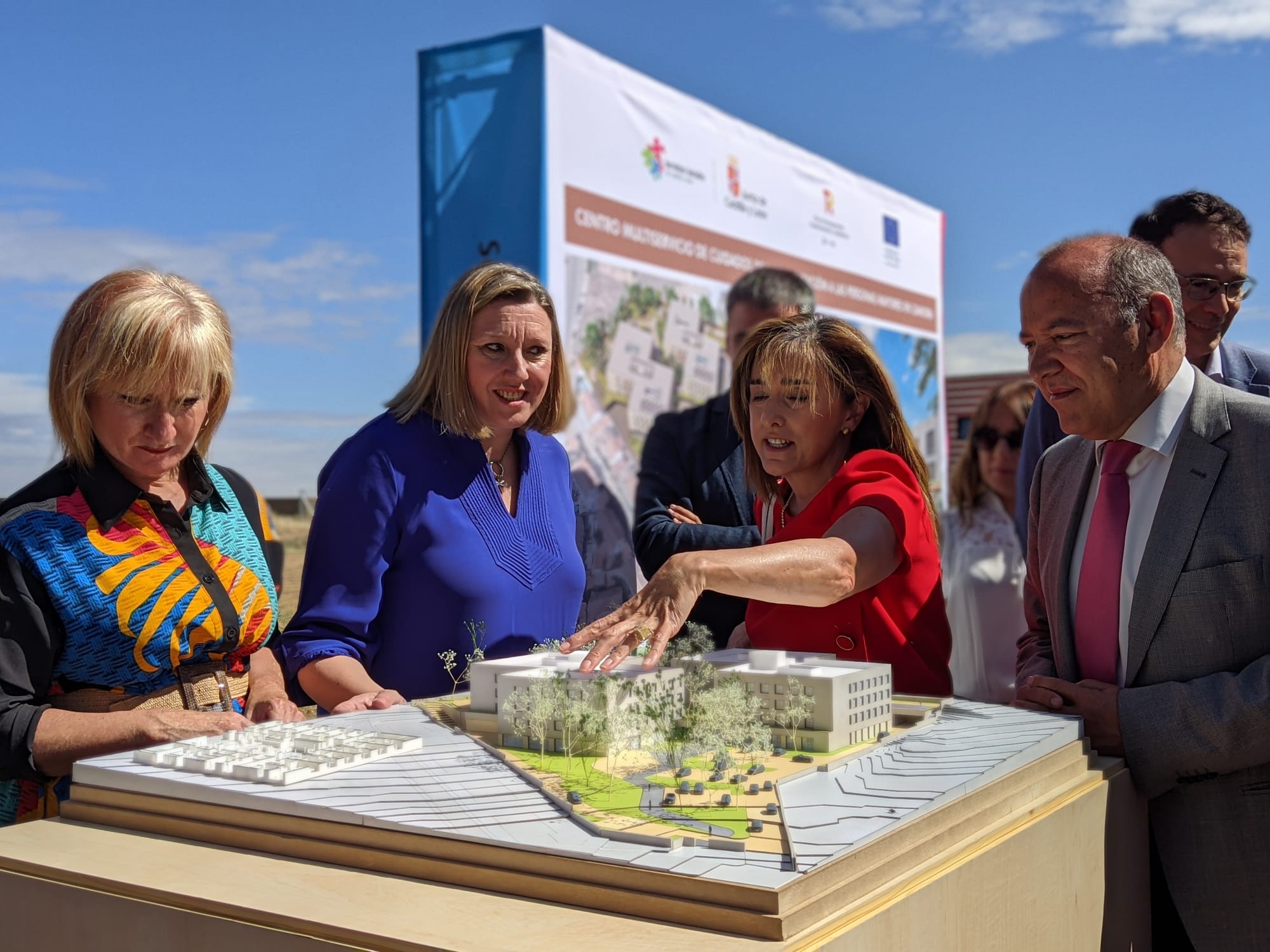 Isabel Banco muestra la maqueta de las nuevas instalaciones