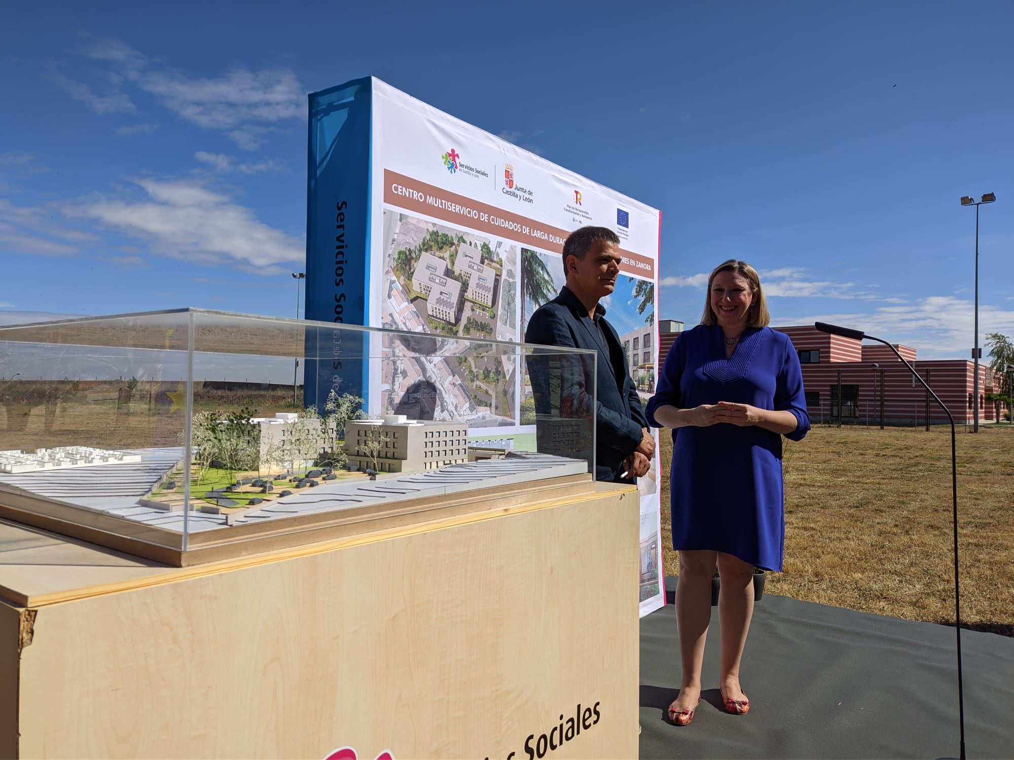 Isabel Blanco junto a la maqueta de la nueva residencia de Zamora