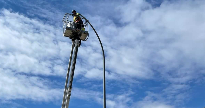 Operario trabajando en la sustitución del alumbrado