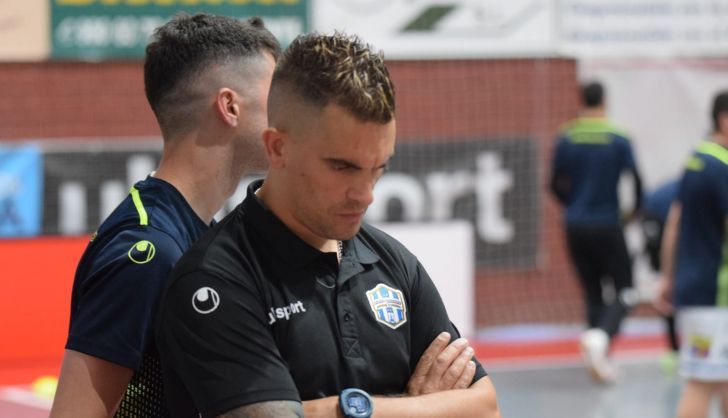 Chema Sánchez durante el Atlético Benavente - Antequera