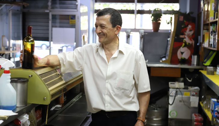 Pepe esboza su tan querida sonrisa desde el interior de la barra