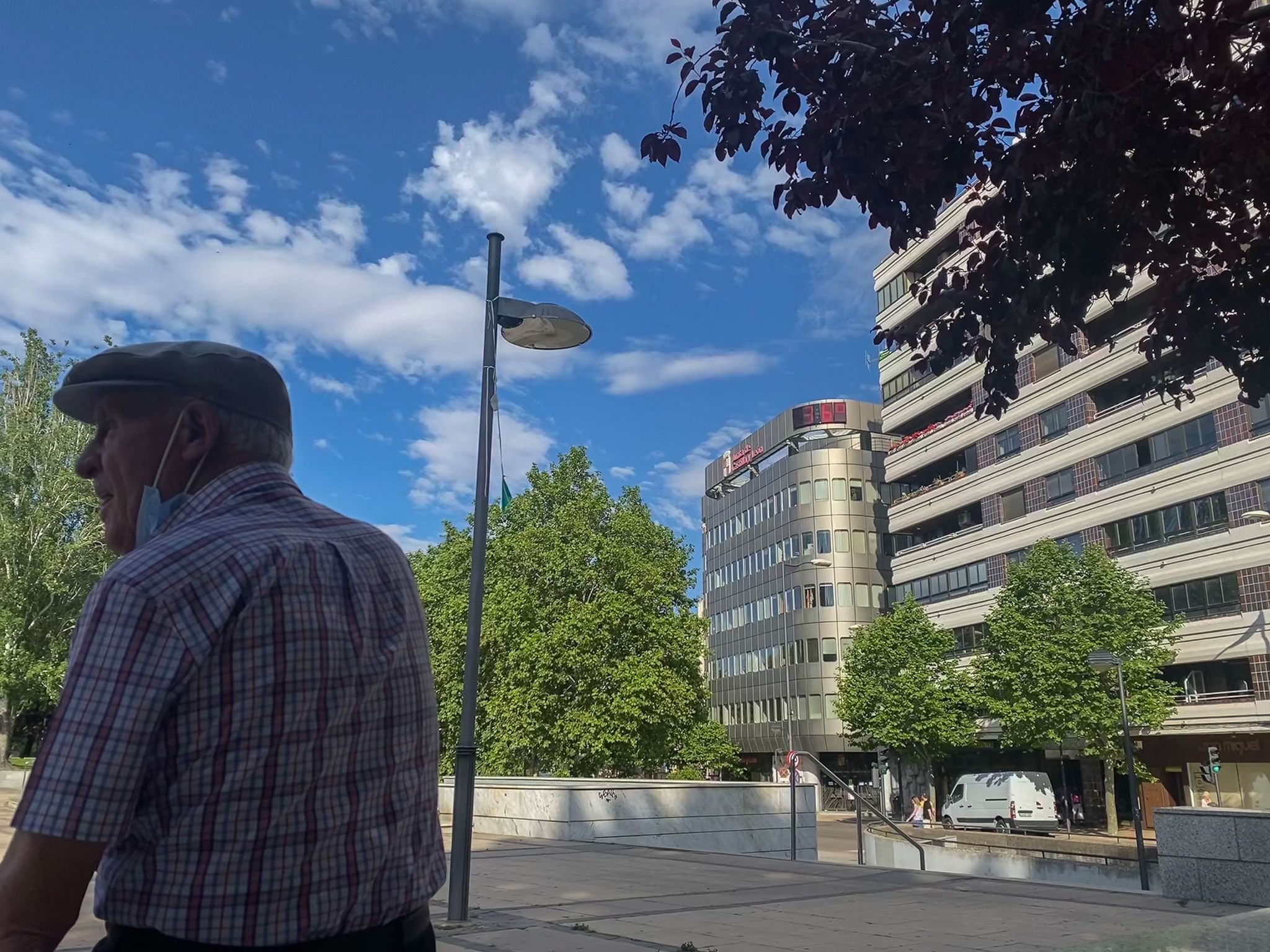 Un zamorano se resguarda a la sombra de la plaza de la Marina ante el intenso calor