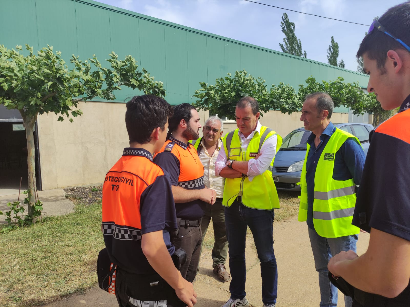 El presidente de la Diputación, Francisco José Requejo junto con el diputado, José Luis Prieto Calderón visitan el puesto de mando del incendio en Sarracín